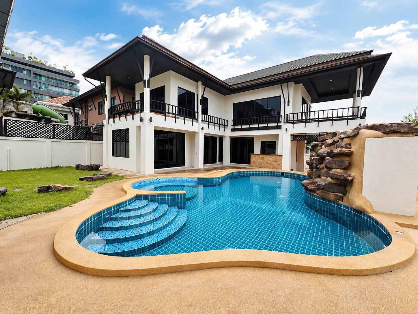 LUXURY PRIVATE POOL VILLA FOR RENT – PRATUMNAK SOI 6